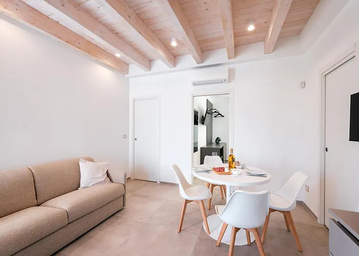 Eleia Domos - Mirea Homes Lejlighed